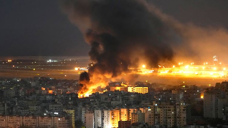 Dutzende Raketen schlugen in der Nacht in Dahie, einem Vorort von Beirut, ein.