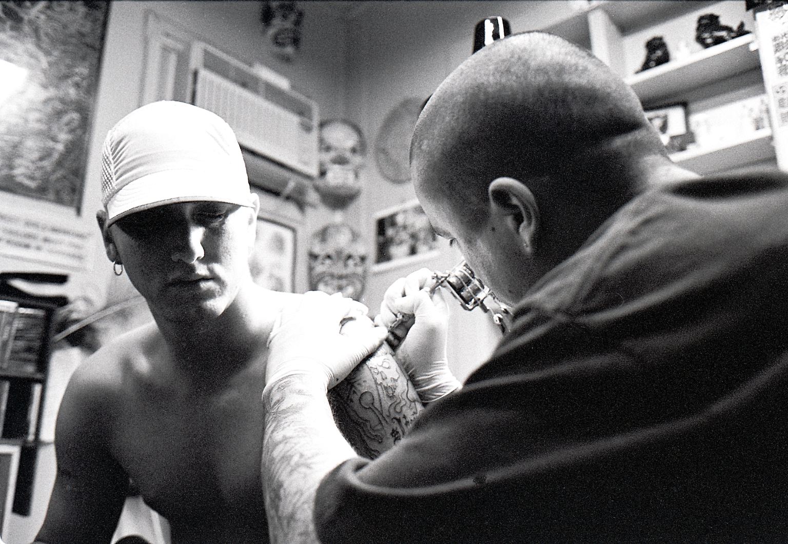 Die Hip-Hop-Szene der 1990/2000er Jahre wird unter anderem durch die Arbeiten des in Los Angeles geborenen Fotografen Gregory Bojorquez geprägt. (Foto: Eminem & Mr. Cartoon, Spotlight Tattoo Shop
Los Angeles, CA 1999)
 