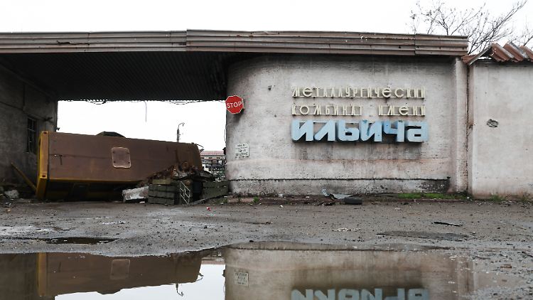 Der Eingang des Stahlwerks Iljitsch. Das Bild wurde im August 2022 nach der russischen Belagerung Mariupols aufgenommen und von der russischen Staatsagentur TASS veröffentlicht.
