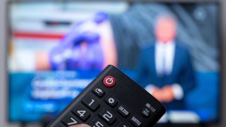 Das Fernsehen profitiere von einem Live-Charakter und könne bequem als "Nebenbei-Medium" konsumiert werden, so die Umfrageteilnehmer.