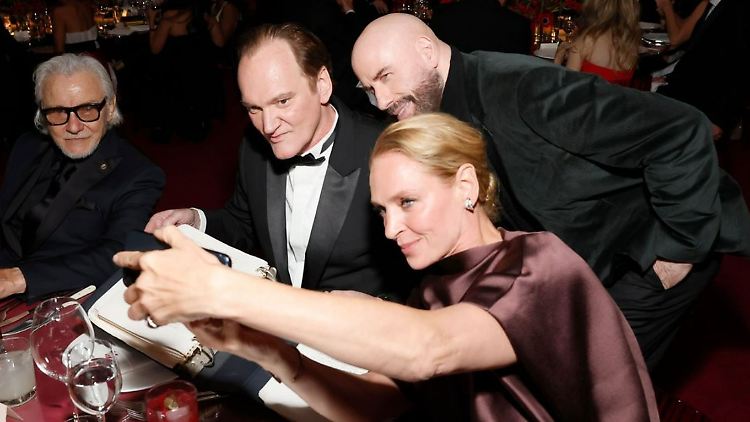 Cheeeeeese! Die "Pulp Fiction"-Stars Harvey Keitel, Quentin Tarantino, John Travolta und Uma Thurman (v.l.n.r.) feierten ein Wiedersehen.  