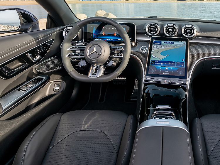 Blick ins Cockpit des Mercedes AMG CLE 53 4MATIC Cabriolets. Hier finden sich zwei Bildschirme.