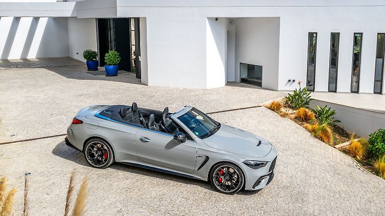 Im Mercedes AMG CLE 53 4MATIC+ Cabriolet können bis zu vier Passagiere mitreisen.