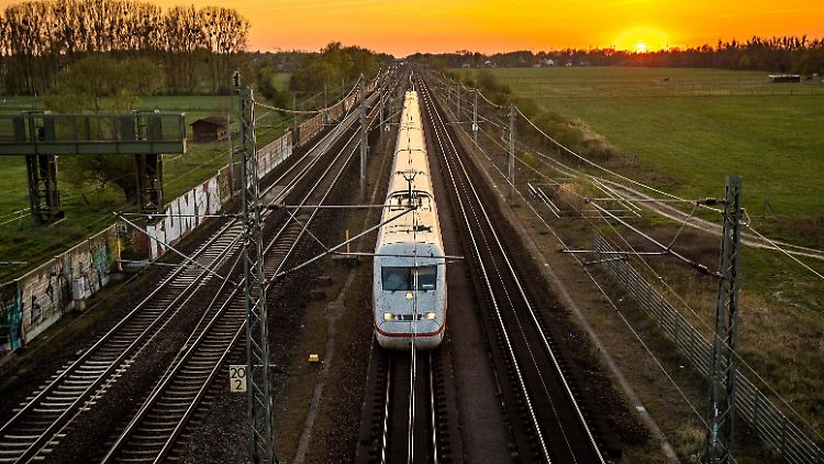 Aktuell ruht der Verkehr auf der Schnellstrecke zwischen Hamburg und Berlin. Die Züge werden über Stendal und Uelzen umgeleitet.