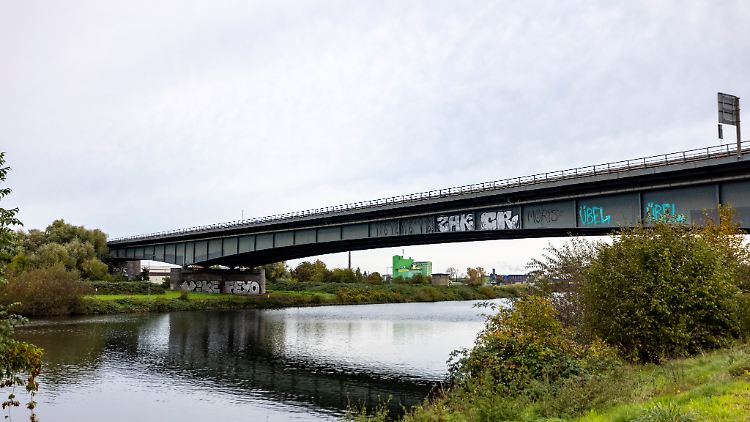 Die marode Brücke soll so schnell wie möglich ersetzt werden.