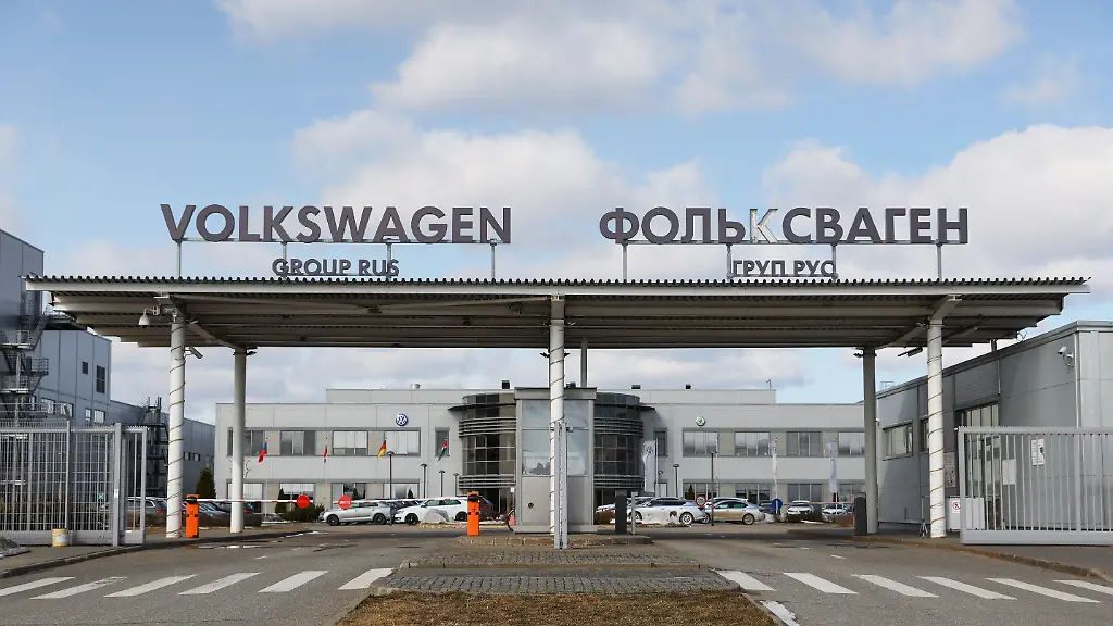 2022-04-05T060057Z-564274636-RC2VCT9JYQQ4-RTRMADP-3-UKRAINE-CRISIS-RUSSIA-VOLKSWAGEN