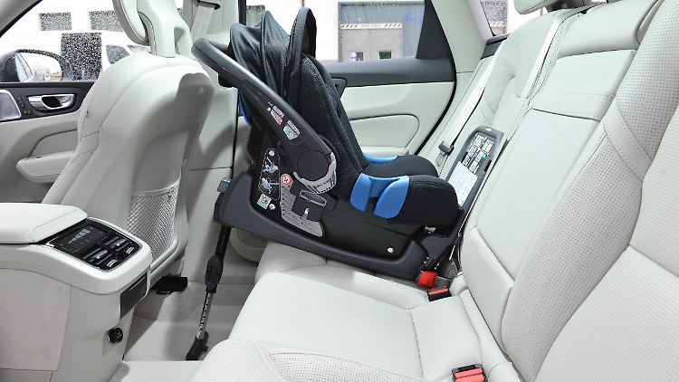 Babyschalen und Kindersitze sind mit Isofix am sichersten befestigt - ein Nachrüsten mit universellen Isofix-Adaptern ist aber verboten.