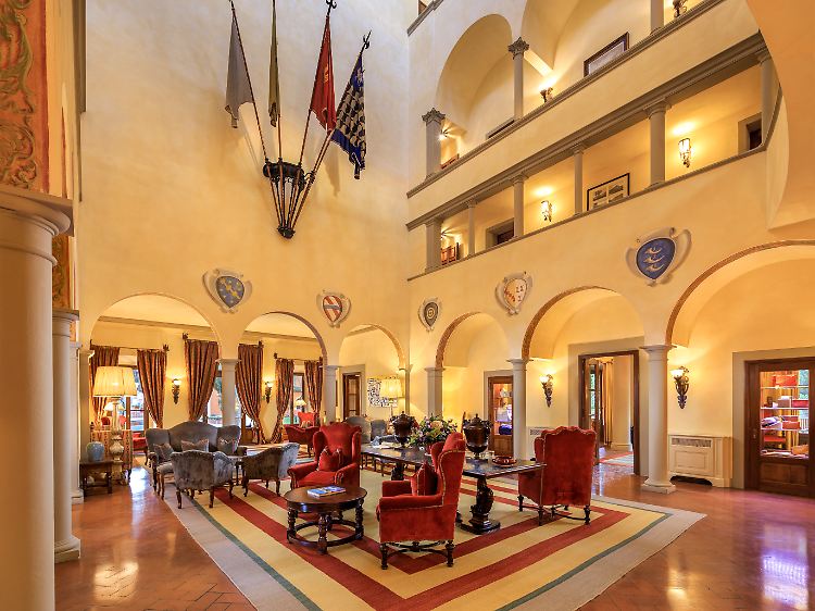 Auch in der Eingangshalle des Hotels ist der prägnante, historische Stil erkennbar.