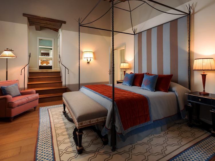 Die Gästezimmer in den alten Herrenhäusern sind mit viel Liebe zum historischen Detail eingerichtet.