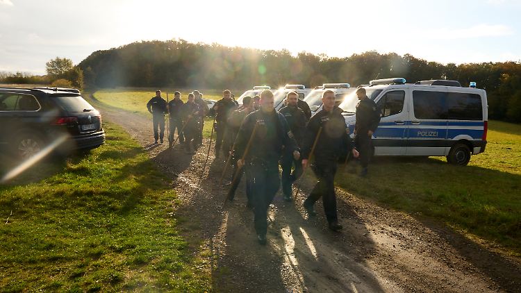 Die herbeigerufenen Polizisten fanden die Leichen der beiden Männer nahe dem See. 