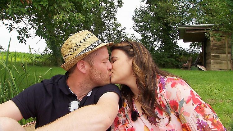 Bauer Andreas und seine Hofdame Lisa-Marie gehen am Teichsteg aufs Ganze.