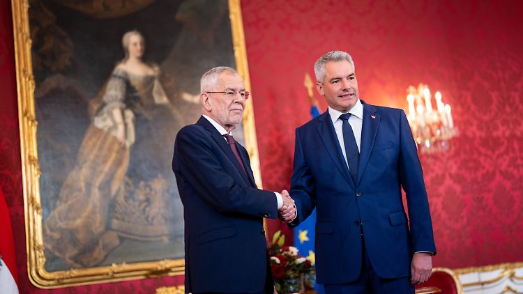 Bundespräsident Van der Bellen (l.) fordert die ÖVP mit Karl Nehammer (r.) auf, eine Regierung zu bilden.