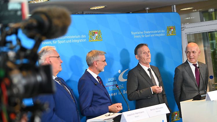 Joachim Herrmann, Armin Schuster, Hans-Joachim Watzke und Bernd Neuendorf (v.l.n.r.) präsentieren sich als Experten in Sachen Gewalt im Fußball.