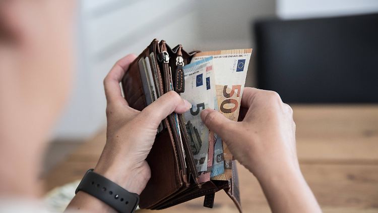 Viele Menschen haben angesichts der Krisen ihr Kaufverhalten eingeschränkt und sparen lieber.