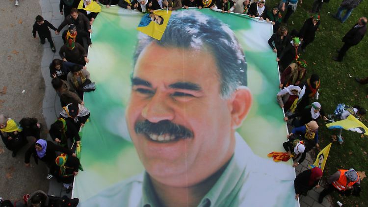Die türkische Regierung erhofft sich die Auflösung der von Öcalan geführten PKK und einen Deal mit prokurdischen Kräften im Parlament.