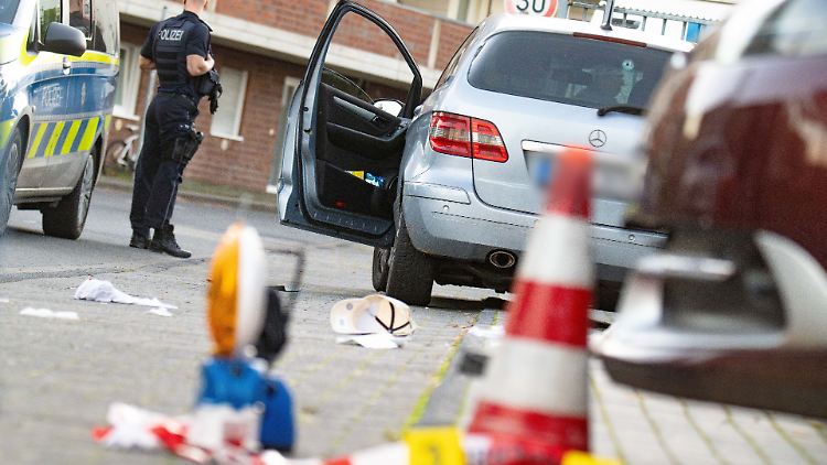 Die Hintergründe der Tat sind laut dem Sprecher noch unklar. Eine Mordkommission ermittelt.