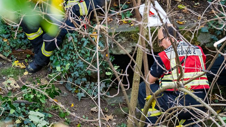 Einsatzkräfte verschaffen sich Zutritt zu dem breitgefächerten Tunnelsystem.