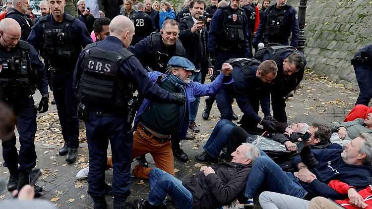 Mitglieder des Boule-Vereins "Club Lepic Abbesses Pétanque" legen sich aus Protest auf den Boden.