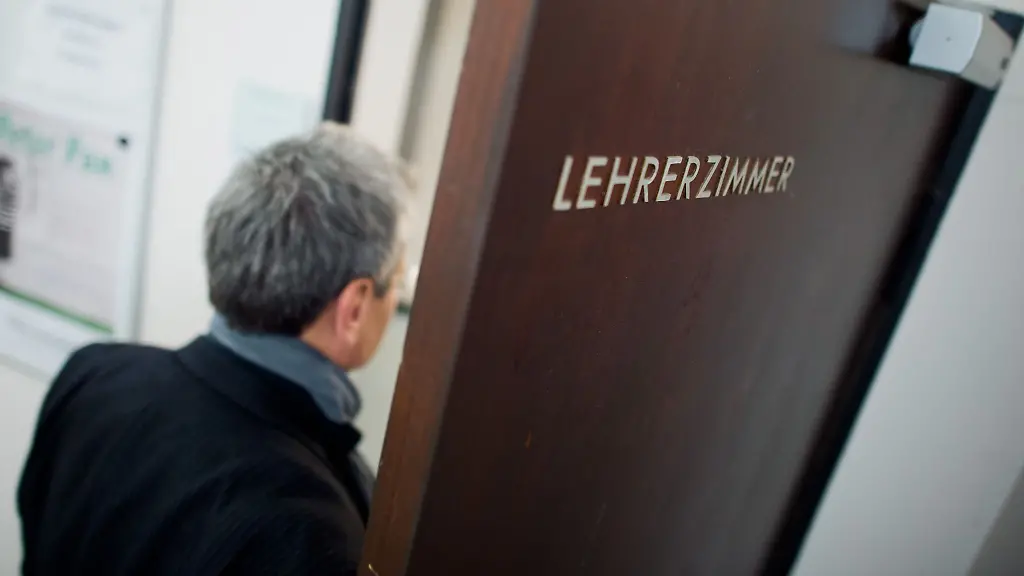 Ein-Lehrer-betritt-das-Lehrerzimmer