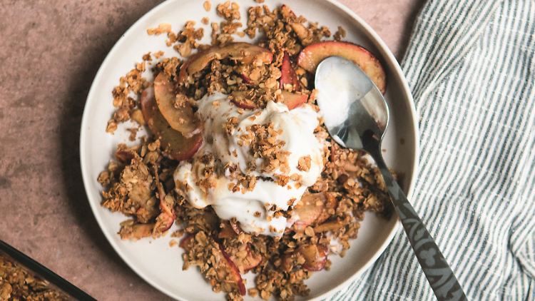 Haferflocken, Keksbrösel und Walnüsse machen das Topping beim Apfel-Crumble richtig knackig.