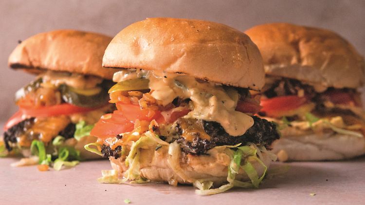 Beim Smash Burger wird das Patty kräftig auf die Grillfläche gedrückt, das erzeugt eine besonders leckere Kruste.
