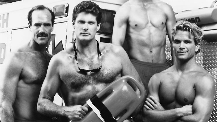 Michael Newman (l.) mit David Hasselhoff (neben ihm) bei "Baywatch".