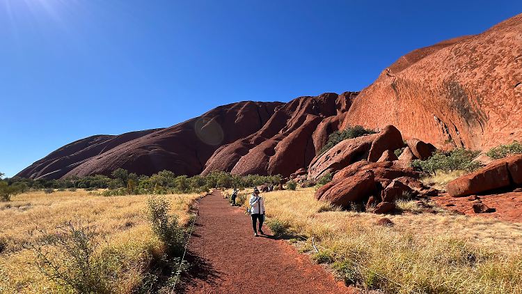 Um den Uluru (früher Ayers Rock) herumzugehen, ist weiterhin erlaubt.