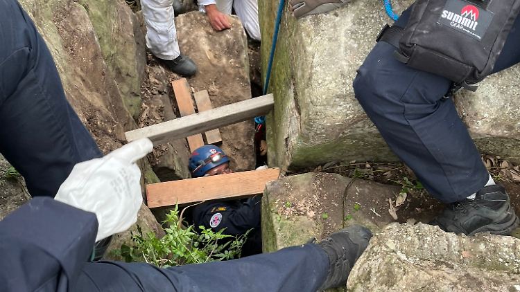Mit einer Spezialwinde ziehen Einsatzkräfte bis zu 500 Kilo schwere Gesteinsbrocken aus dem Weg.
