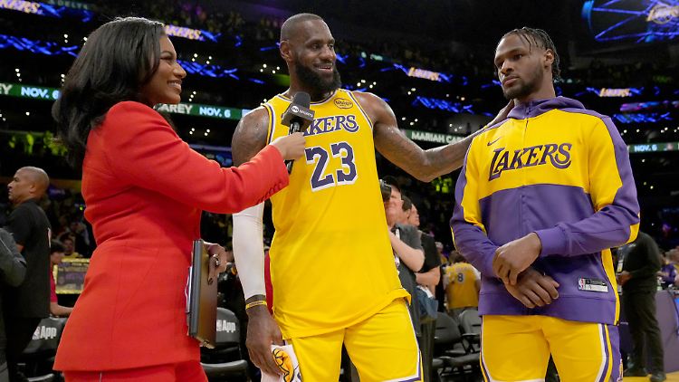 LeBron James (Mitte) war mächtig stolz auf seinen Sohn Bronny nach dessen erstem NBA-Spiel.