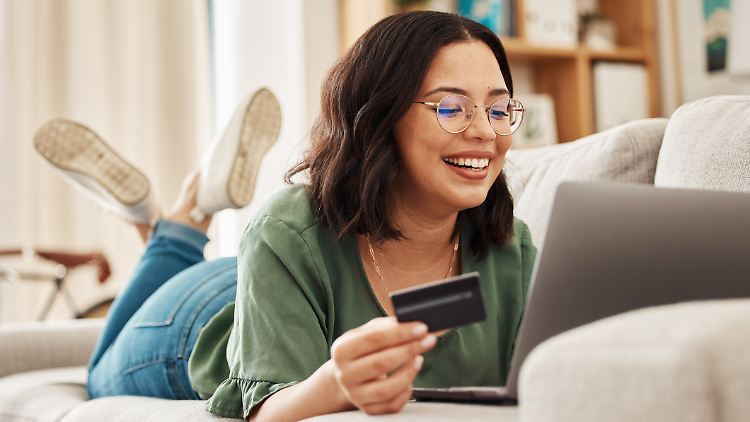 Auch beim Shoppen im Internet bieten Kreditkarten Vorteile – aber auch die Risiken dürfen nicht außer Acht gelassen werden.