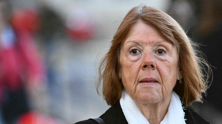 Gisèle Pelicot trifft im Gerichtsgebäude von Avignon zum Prozess gegen ihren Ex-Mann ein.