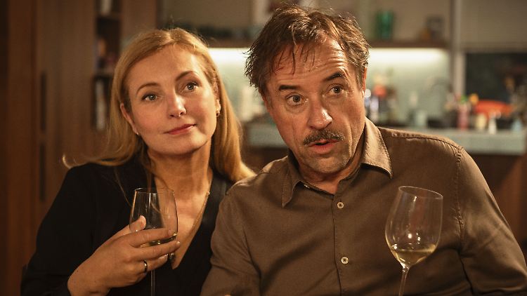 Sehen sich einer speziellen Herausforderung gegenüber: Carla (Nadja Uhl) und ihr alter weißer Ehemann Heinz (Jan Josef Liefers).