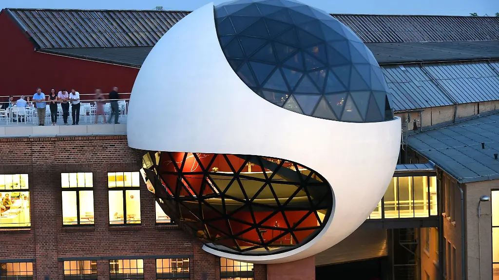 Blauer-Abendhimmel-erstreckt-sich-ueber-der-Niemeyer-Sphere