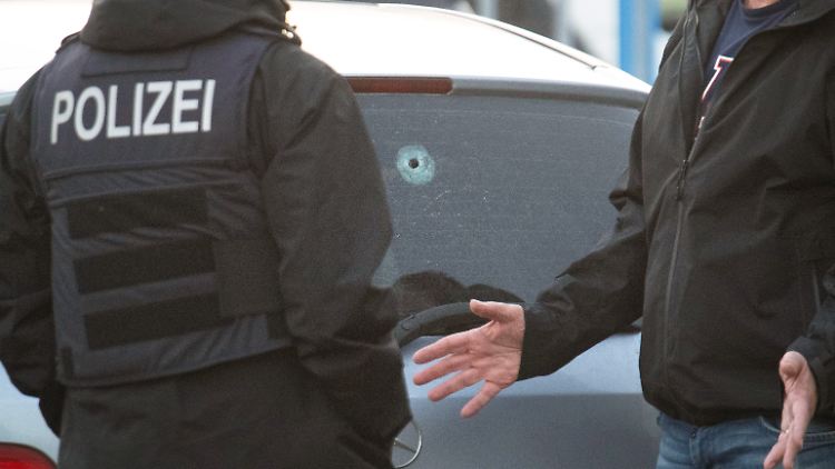 Bei den Schüssen vor einem Fitnessstudio wurde der 32-jährige Mann lebensgefährlich verletzt. Er starb später in einer Klinik.