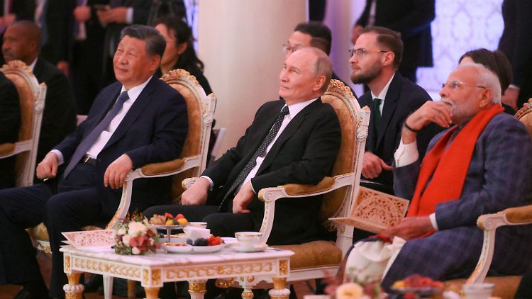 Wladimir Putin (Mitte), umringt von Xi Jinping (links) und Narendra Modi.