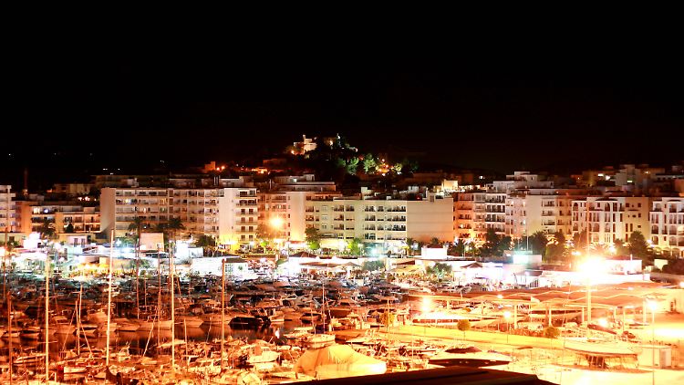 Santa Eulalia del Rio auf Ibiza bei Nacht.