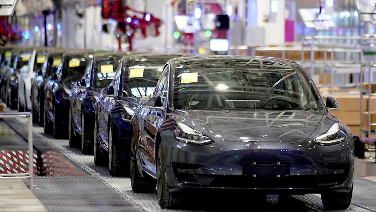 Tesla hat die Auslieferungen im vergangenen Quartal um sechs Prozent auf knapp 463.000 Fahrzeuge gesteigert. Den Löwenanteil machten mit rund 440.000 Wagen die günstigeren Modelle 3 und Y aus.