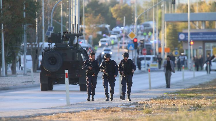 EIn Panzerfahrzeug nähert sich nach dem Anschlag dem Gelände. Innenminister Yerlikaya nannte Tusas einen "Augapfel" der heimischen Verteidigungsindustrie.