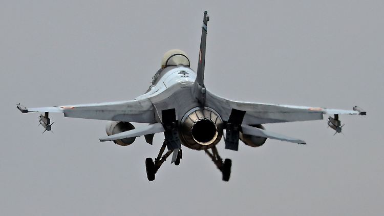 Ein F-16-Jet der rumänischen Luftwaffe. Zwei der Kampfflugzeuge wurden entsandt, um die Flugobjekte zu überwachen.
