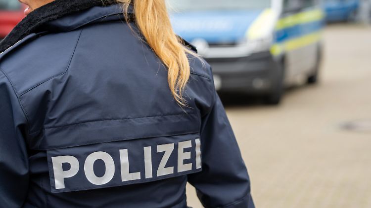 Polizisten suchen nach der Frau.