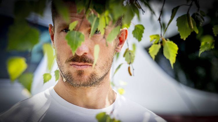 Marcel Hirscher und einige grüne Blätter.