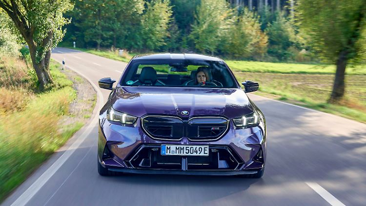 Eine beleuchtete Niere bekommt selbstredend auch das Topmodell der Fünfer-Baureihe.