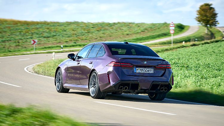 Auch der schwere BMW M5 mit Stecker fühlt sich auf kurvigem Geläuf wohl.