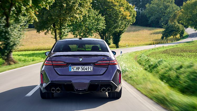 Potente Auspuffendrohre am Fünfer-Heck zeigen an: Hier handelt es sich um den M5.