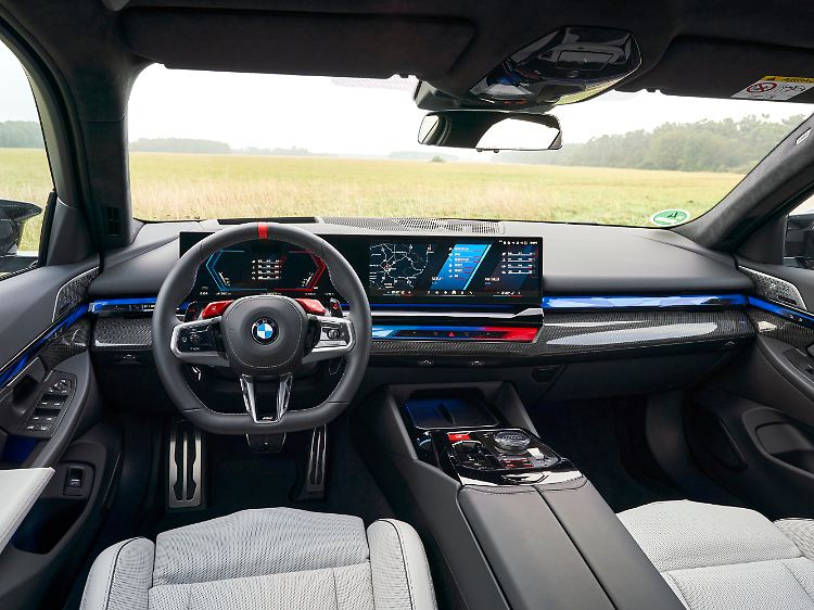 Das sogenannte "Curved Display" muss heutzutage sein. Natürlich auch im BMW M5.
