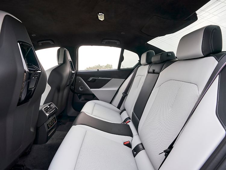 Für den Radstand von satten 3,01 Metern könnte in der zweiten Reihe etwas mehr Beinfreiheit vorherrschen. Eingeengt sitzt man aber nicht.