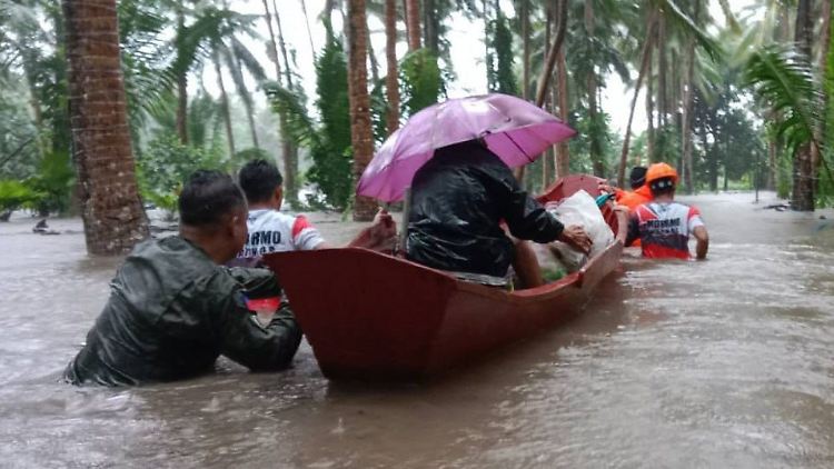 Rettungskräfte bringen Menschen in der Provinz Albay in Sicherheit. 