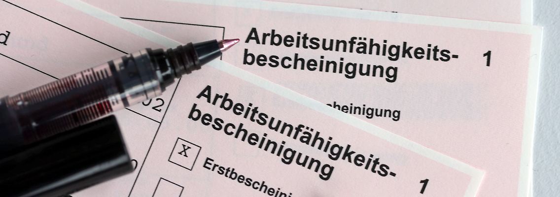 Die Zahl der Krankmeldungen unter Beschäftigten liegt seit der Corona-Pandemie auf einem anhaltend hohen Niveau.