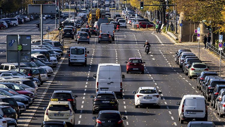 Der Verkehr auf der Straße soll bis 2040 um ein Prozent abnehmen. Auto und Motorrad bleiben aber die wichtigsten Fortbewegungsmittel. 
