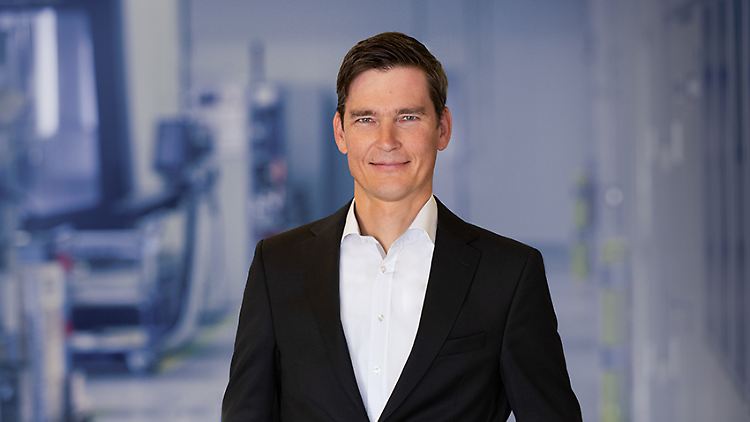 Prof. Dr.-Ing. Achim Kampker leitet den Lehrstuhl für Production Engineering of E-Mobility Components an der RWTH Aachen. 2010 entwickelte er einen vollelektrischen Kleintransporter. Vier Jahre später wurde die Streetscooter GmbH von der Deutschen Post DHL gekauft. Kampker ist Autor des 2024 erschienenen Buches "Zukunftslust".